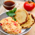 Arepas con huevo revuelto o perico y chocolate caliente