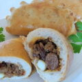 empanadas elaboradas con relleno mixto de res y cerdo y huevo duro