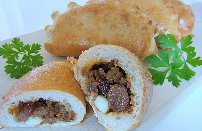 empanadas elaboradas con relleno mixto de res y cerdo y huevo duro