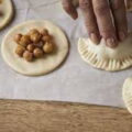 empanadillas rellenas de garbanzos y vegetales
