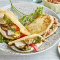 arepas fritas rellenas de pollo y vegetales