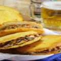 tortillas rellenas con carne desmenuzada de ternera